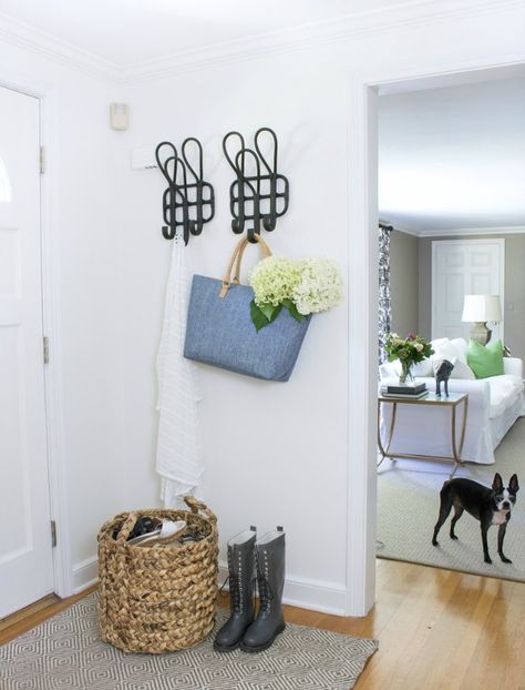 Place a large basket at the door for putting shoes as your family come in the door! Decorating With Baskets, Uses For Baskets, Interior Door Mats, Entryway Basket, Decorate With Baskets, Fresh Living Room, Door Mat Entryway, Driven By Decor, Apartment Entryway