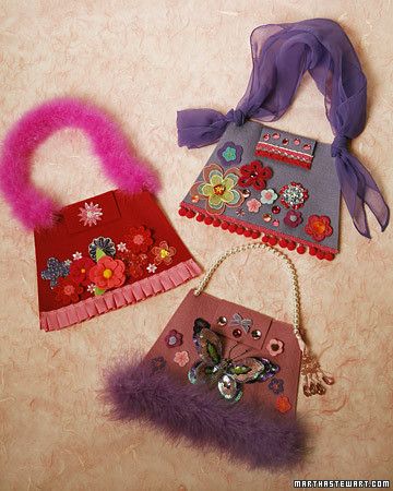 Use felt and a few fancy trimmings to create an embellished play pocketbook for girls. Sew Purse, Fancy Nancy Party, Diy Kids Party, Kids Purse, Purse Crafts, Martha Stewart Crafts, Toy Ideas, Fancy Nancy, Sewing Purses