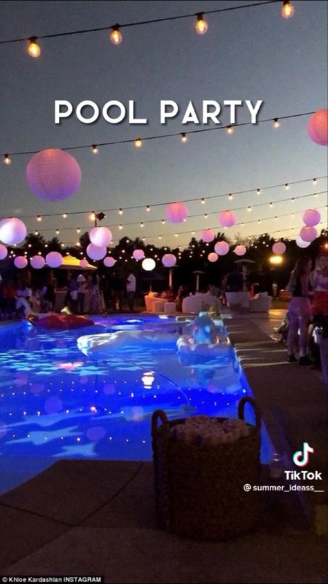 Led Pool Party, Dance Pool Party, Glow Sticks In Pool, Sweet 16 Pool Parties, Ibiza Pool Party, Neon Pool Parties, Night Pool Party, Teenage Parties, Neon Birthday Party