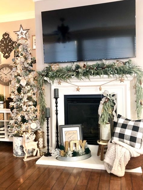 Emerald Green Black And White Christmas Decor, Black White And Green Christmas Decor, Hunter Green Christmas Decor, Emerald Green Christmas Decor, Green And White Christmas Decor, Black White And Gold Christmas, Christmas Tree Mantle, Christmas Hosting, Trendy Christmas Decor