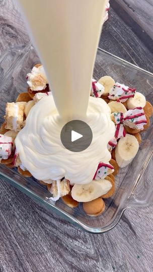 48K views · 30 reactions | 🎄CHRISTMAS BANANA PUDDING 🍌 Another version of our delicious banana pudding but make it Christmas ✨🤌🏼 3oz box banana cream instant pudding 2 cups whole milk 8oz cream cheese softened 14oz can condensed milk 3 bananas sliced 1 1/4 cup heavy whipping cream 1/2 box Nilla wafers (I used mini) 4 Christmas tree cakes broken up Christmas baking chips (or sprinkles) Edible glitter (optional) In a large bowl, using a hand mixer combine the cream cheese and condensed milk. In a seperate bowl combine the banana cream pudding mix with the milk. Set both bowls aside. Using a hand mixer whip the heavy cream until soft peaks form. Fold the now whipped cream into the cream cheese mixture. Now fold the pudding mixture into the whipped cream cheese mixture. In a 9x9 pan, Christmas Banana, Banana Cream Pudding, Baking Chips, Christmas Tree Cakes, Nilla Wafers, Whipped Cream Cheese, Christmas Lunch, Christmas Tree Cake, Tree Cakes