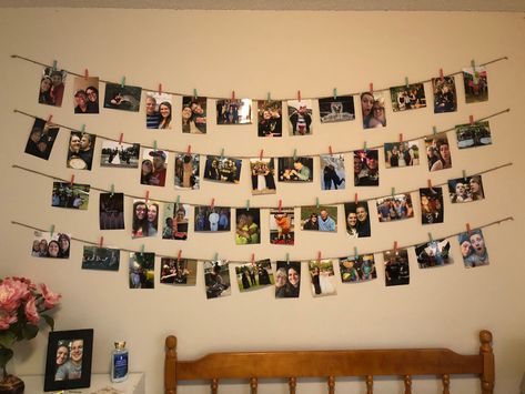 Photo Wall Clothespin, Hanging Photo Wall, Diy Photo Wall Bedroom, Hanging Pictures On String, Photo Hanging Ideas Wall, Hanging Photos On The Wall Ideas, Family Photo Displays, Picture Board Ideas, Photo Hanging Ideas