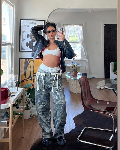 another london look | Instagram Camo Pants Outfit, Mode Zara, London Look, Camo Outfits, Cargo Pants Outfit, Camo Cargo Pants, Cropped Leather Jacket, Best Gift Ideas, Camo Pants