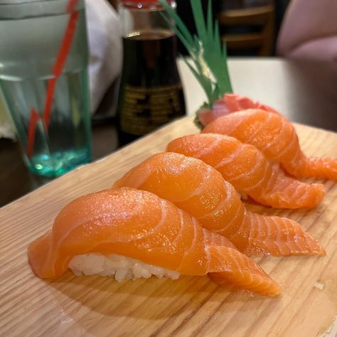 #sushi #food #salmon Nigiri Aesthetic, Salmon Nigiri, Sushi Salmon, Food Salmon, Healthy Sushi, Raw Salmon, Salmon Sushi, Food Obsession, Art Styles