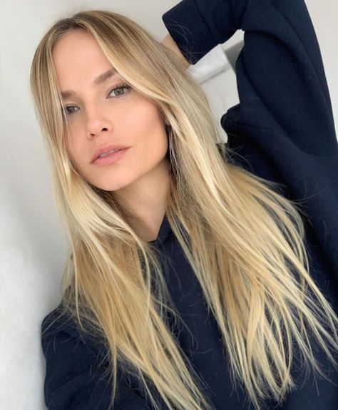 Pelo rubio: los consejos de los expertos para cuidarlo desde casa Hair Color Guide, Natasha Poly, Honey Blonde Hair, Blonde Hair Inspiration, Honey Hair, Blonde Hair Shades, Blonde Hair Looks, Hair Shades, Brown Blonde Hair