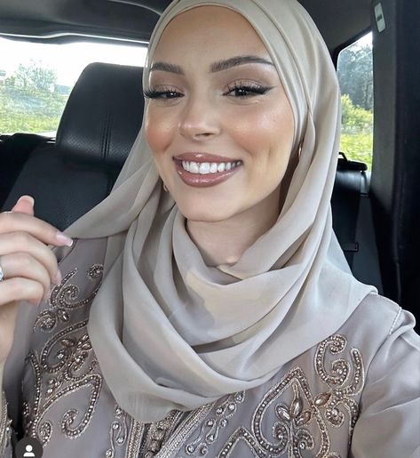 Hijabi Prom, Wedding Guest Hair And Makeup, Top 10 Hairstyles, Hairstyle With Bangs, Shower Makeup, Hijabi Wedding, Hairstyle For Wedding, Wedding Hijab Styles, Hairstyle 2024