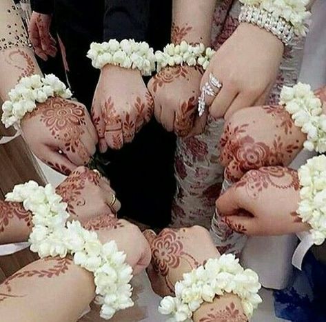 Bridesmaid Henna, Cool Henna, Henna Styles, Cool Henna Designs, Haldi Ceremony Decorations, Bridesmaid Poses, Flower Jewelry Designs, Wedding Flower Jewelry, Bridal Photography Poses