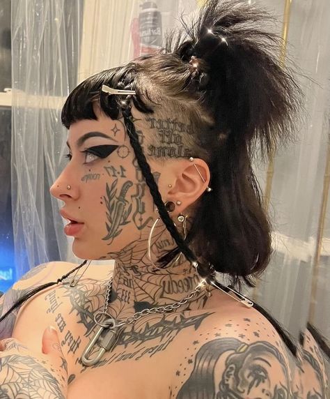 Dyed Undercut Women, Punk Hairstyles Women, Micro Bangs Goth, Shaved Sides With Bangs, Alternative Hair Short, Alternative Hair Styles, Goth Mullet, Hairstyles Shaved Sides, Haircuts Black Hair