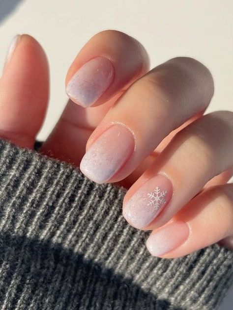 Snow Tipped Nails, Simple Nails Short Winter, Cream Winter Nails, Simple Winter French Tip Nails, Snowflake Gel Nail Designs, Gel Nails Short Winter, Short Natural Winter Nails, Simple Winter Nails Short Gel, Short Nails Snowflake