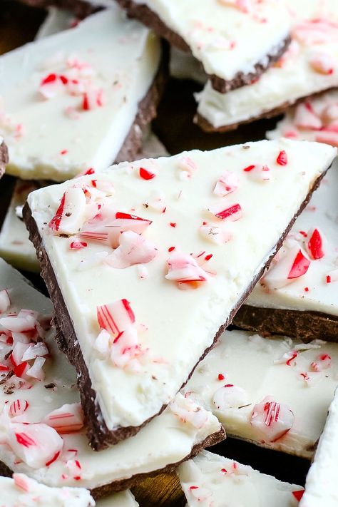 Peppermint Bark Candy makes a great holiday gift. It has layers of chocolate with a peppermint hint. It's generously sprinkled with crushed candy canes. Peppermint Cheesecake Dip, Christmas Peppermint Bark, White Chocolate Peppermint Bark, Bark Candy, Peppermint Bark Cookie, Homemade Peppermint Patties, Peppermint Bark Recipes, Christmas Bark, Chocolate Peppermint Bark