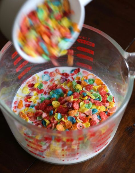 Fruity Pebble Cupcakes, Milk Frosting, Frosting Cookies, French Macaroon Recipes, Cereal Flavors, Cookies And Cups, Fruity Pebbles Cereal, Cereal Dessert, Frosting Recipes Easy