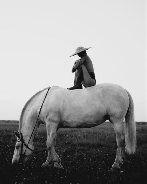 Черно-Белое фото, девушка, съёмка фото Photographie Art Corps, Horse Photography Poses, Wow Photo, Robert Mapplethorpe, Portrait Photos, Trending Pins, Photographie Inspo, Photoshoot Concept, Shooting Photo