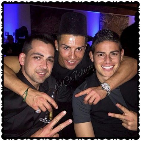 Cristiano Ronaldo with friend and James at his birthday bash. 020715 James Rodriguez Colombia, James Rodrigues, Cristiano Ronaldo Young, Handsome Football Players, Cr 7, Ronaldo Football, Ronaldo Videos, Real Madrid Football, James Rodriguez