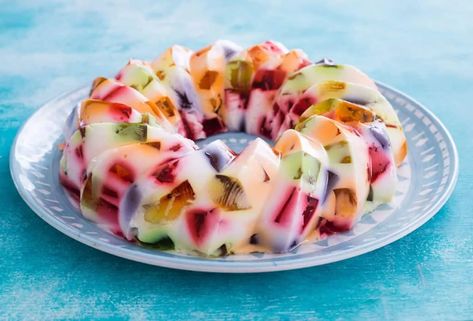 Mexican Jello (Gelatina de Mosaico) - Maricruz Avalos Kitchen Blog Mexican Jello Recipe, Mexican Jello, Jello Cake Recipes, Jello Cake, Gelatin Recipes, Berbuka Puasa, Gelatin Dessert, Jello Desserts, Mexican Recipe