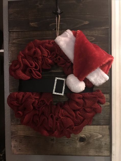 Burlap Santa wreath #DIY #Santa #Burlap #ChristmasDecor Santa Wreath Diy, Diy Santa, Santa Wreath, Wreath Diy, 4th Of July Wreath, Burlap Wreath, 4th Of July, Burlap, Wreath