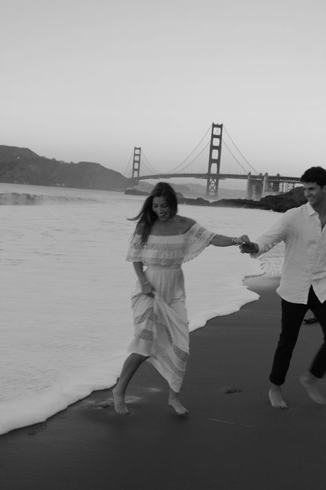 San Francisco engagement photo; B&W; Golden Gate Bridge Golden Gate Bridge Proposal, Golden Gate Engagement Photos, Golden Gate Bridge Wedding Photos, Engagement Photos Golden Gate Bridge, Sf Engagement Photos, Engagement Photos San Francisco, Boat Engagement Photos, Pic Mood, Photo Bridge