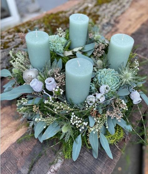 Christmas Floral Table Arrangements, Aesthetic Xmas, Advent Wreath Diy, Christmas Table Decorations Diy, Candle Arrangements, Christmas Candle Decorations, Christmas Flower Arrangements, Xmas Deco, Christmas Interiors