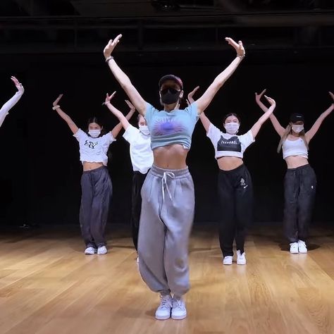 Kpop Dance Pictures, Hip Hop Dance Pictures, Dancer Aesthetic Kpop, Hiphop Dance Outfit Dancers, Hiphop Dance Aesthetic, Dance Practice Aesthetic, Dancer Aesthetic Hip Hop, Hiphop Dance Outfit, Dance Aesthetic Hip Hop