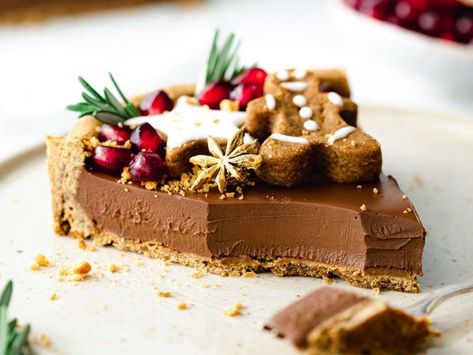 Vegan Chocolate Gingerbread Tart Recipe - Whisk Gingerbread Chocolate, Gingerbread Dessert, Vegan Gingerbread Cookies, Vegan Tarts, Vegan Christmas Dinner, Vegan Gingerbread, Gluten Free Gingerbread, Vegan Christmas Recipes, Spiced Chocolate