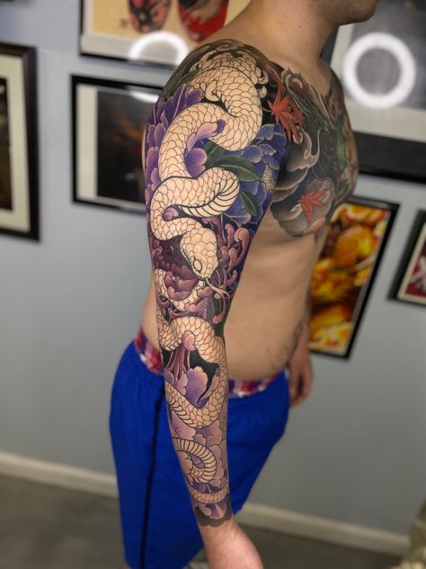 Traditional Thigh Tattoo, Traditional Tattoo Painting, Traditional Lion Tattoo, Traditional Japanese Tattoo Sleeve, Traditional Back Tattoo, Traditional Tattoo Black And White, Traditional Tattoo Outline, Traditional Japanese Tattoo Flash, Traditional Tattoo Drawings