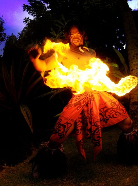 Samoan Fire Dance Gothic Tropical, Samoan Dance, Samoan Culture, Fire Dancing, Polynesian Dance, Hawaii Magazine, Polynesian Men, Polynesian Cultural Center, Breathing Fire