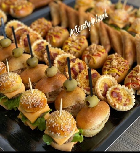 Buffet Ideas Food Party, Party Food Buffet, Catering Ideas Food, App Instagram, Party Food Platters, Food Displays, Catering Food, Picnic Food, Buffet Food