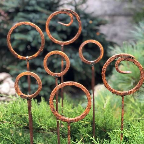 🌿 Elevate your garden with our rustic metal garden finials set of 7! 🌸 These decorative accents add a romantic and cozy atmosphere to your home, garden, backyard, terrace, or entrance. Made from natural metal with a charming rust finish, they are perfect for year-round use and withstand all weather conditions. The set includes seven garden stakes, each 34” (85 cm) high, with three finial designs: - Two 5” (12.5 cm) rusty metal rings - Two 4.5” (11.5 cm) rusty metal rings - Three 3” (7.5 cm)... Garden Finials, Corten Garden, Backyard Terrace, Arizona Decor, Rusty Garden, Metal Sculptures Garden, Gravel Garden, Metal Yard Art, Garden Backyard