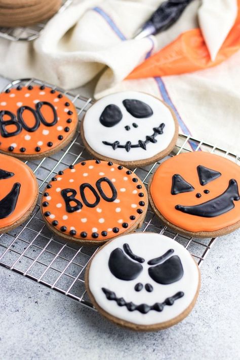 Soft Cut Out Sugar Cookies, Halloween Decorated Cookies, Halloween Cookie Designs, Easy Halloween Cookies Recipes, Biscuits Halloween, Halloween Sugar Cookies Decorated, Cut Out Sugar Cookies, Easy Halloween Cookies, Dessert Halloween