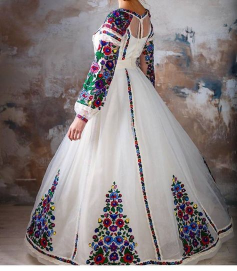 Ropa bordada Ukrainian Wedding Dress, Outfit Mexicano, Ukrainian Wedding, Dress Traditional, Long Frocks, Mexican Dresses, Folk Fashion, Quince Dresses, Stylish Dress Designs