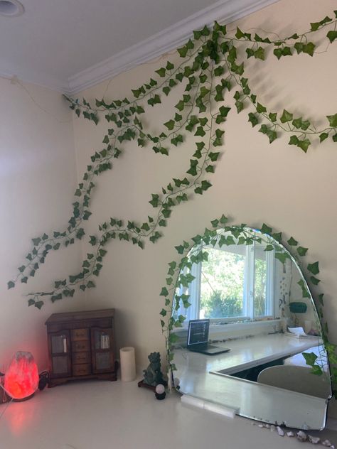 Room Decor Ideas Mirror, Vine Wall Decor, Mirror Wall Decor Bedroom, Vanity Room Decor, Room Diys, Small Apartment Room, Diy Room Decor Videos, Makeover Bedroom, Decor Videos