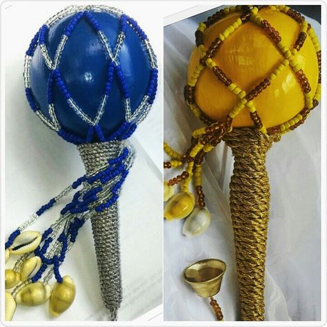 Maracas..Beaded shakers for Ochun & Yemaya... Santeria Beads, Shango Orisha, Orishas Yoruba, Mardi Gra, Dad Birthday, Gods And Goddesses, Halloween Wreath, Beads, Collar