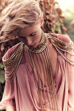 ... David Lauren, Lauren Bush, Estilo Hippie, Body Chains, Moda Retro, Body Harness, Western Wedding, Shoulder Chain, Hippie Outfits