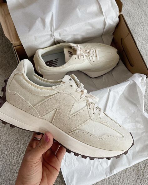 2023 Trainers Trends Women, New Balance Trainers Women, Womens Trainers Outfit, Trendy Trainers 2023, Cream Sneakers Women, European Summer Sneakers, Summer Trainers Outfit, Trainers Women 2023, Summer 2023 Sneakers