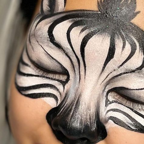 Zoo Face Painting, Zebra Face Paint Easy, Zebra Face Paint For Kids, Jungle Animal Face Paint, Zebra Facepainting, Zebra Face Paint, Zebra Makeup, Animal Face Paintings, Lion King Costume