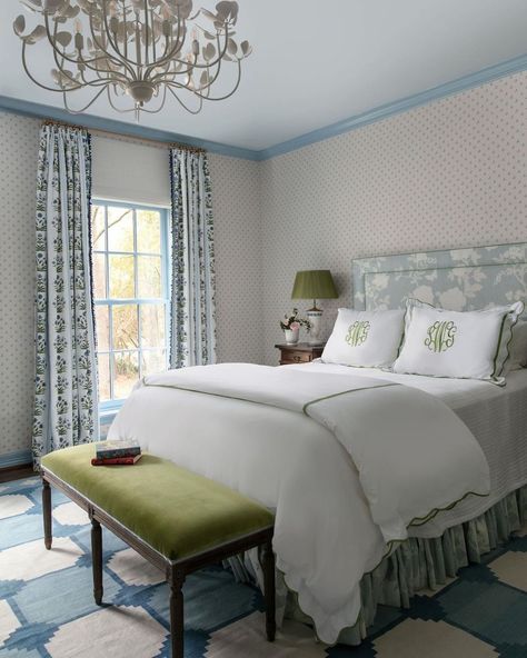 Grand Millennial Primary Bedroom, Cathy Kincaid Bedroom, Post Grad Bedroom, Day Bed Guest Room, Blue Ceiling Bedroom, Grandmillennial Bedroom, Classic Room Design, Tudor Interior, Bedroom Primary