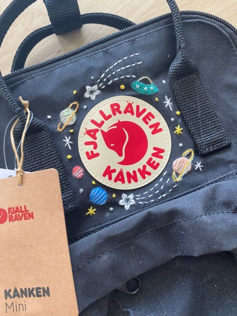 Kanken Embroidery Diy, Embroidered Kanken, Kanken Embroidery, Backpack Embroidery, Mochila Fjallraven Kanken, Backpack Art, Fjällräven Kånken, Embroidery Stitches Beginner, Embroidered Backpack