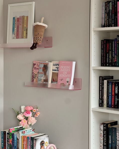 summertime happiness 🍓📖🫐💗☕️☀️ Bedroom Ideas Bookshelf, Readers Bedroom, Bookshelves Aesthetic, Bedroom Bookshelves, Mini Bookshelf, Danish Pastel Decor, Vinyl Room, Girly Pop, Vintage Room Decor