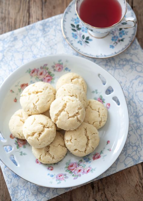 A plate of Swedish dream cookies are served with a cup of tea. Dream Cookies, Candy Cookies Recipes, Swedish Cookies, Buttery Sugar Cookies, Sweet Treats Recipes, A Cup Of Tea, World Recipes, Cookie Desserts, Holiday Desserts