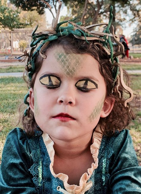 Scary Medusa Costume, Medusa Diy Costume, Madusa Costume, Medusa Costume Outfit, Diy Medusa Costume, Diy Medusa, Costume Medusa, Halloween Medusa, Medusa Halloween Costume