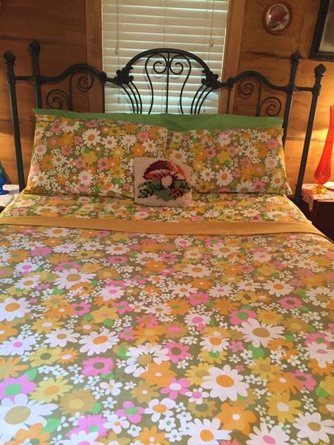 Lazy Daisy - I had wallpaper a lot like this print 70s Bed Sheets, 70s Bedroom, Vintage Bedding, Bedroom Curtains, Mod Vintage, Vintage Bed, Vintage Memory, Grandmas House, Vintage Sheets