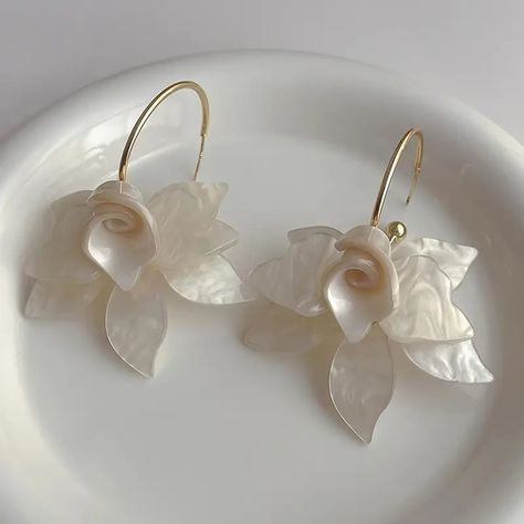 Amber Gardenia Acrylic Flower French Vintage Exaggerated - Temu Flower Hoop Earrings, Acrylic Flowers, Resin Flowers, Large Earrings, Leaf Pendant, Metal Earrings, Fashion Accessories Jewelry, Elegant Earrings, Design Floral