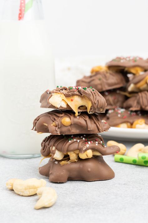 Cashew Turtles - Tastes of Homemade Cashew Turtles, Turtle Pie, Turtle Recipe, Cake Dip, Turtle Cookies, Chocolate Melting Wafers, Chocolate Turtles, Gooey Caramel, Silicone Baking Sheet