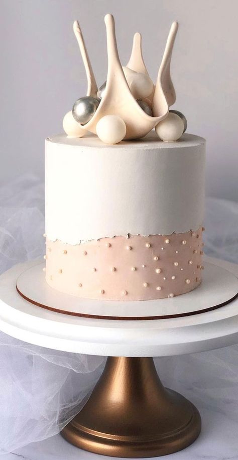 15. Creamy pink and pearl cake Looking for a celebration cake for your upcoming celebration? Here we have a pretty creamy pink birthday cake.... Two Tone Cake Ideas, Pearl Cake Design, Trending Birthday Cakes, Pearl Birthday Cake, Two Tone Cake, Trending Cake Designs, Pretty Cake Ideas, Dreamy Cake, Fancy Birthday Cakes