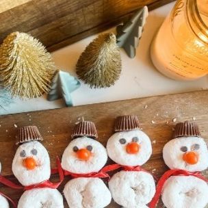 Kayla landers on Instagram: "Frosty the snowman ☃️ #christmas #christmasdecor #christmastree #christmassnacks #christmasideas #christmasrecipes #christmasdessert #christmasdesserts #kidssnacks #kidssnackideas #kidssnack #funkidsfood #christmasfood #christmasparty #chocolatedessert #meltedchocolate #christmastime #mostwonderfultimeoftheyear #sahm #sahmlife" Christmas In July Snacks For Kids, Snowman Snacks For Kids, Doughnut Snowman, Kid Christmas Party Food, 2000 Background, Snowman Snack, Snowman Donuts, Christmas Snacks Easy, Holiday Boards