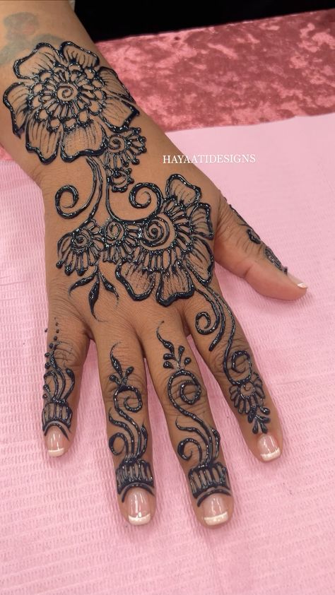 Henna Designs Traditional Indian Style, Henna Designs Hand 2024, Simple Henna Design Aesthetic, Henna Designs Sleeve, Black Henna Designs Arabic, Kaws Henna Tattoo Designs, Henna Designs Sudanese, Jagua Henna Designs, Kaws Henna