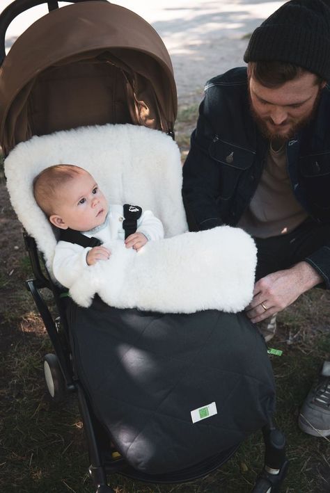 Our universal lined sheepskin footmuffs offer your baby versatile comfort all year round. With soft lambskin on the inside and water-resistant fabric on the outside, they’re the perfect warm pram footmuff to keep your baby warm in the winter and cool in the summer. In the summer months, the natural material acts as a natural air condition system and absorbs moisture. Natural Baby Toys, Babyzen Yoyo, Pram Liners, Prams And Pushchairs, Baby Prams, Natural Christmas, Luxury Baby, Life Aesthetic, Baby Christmas Gifts