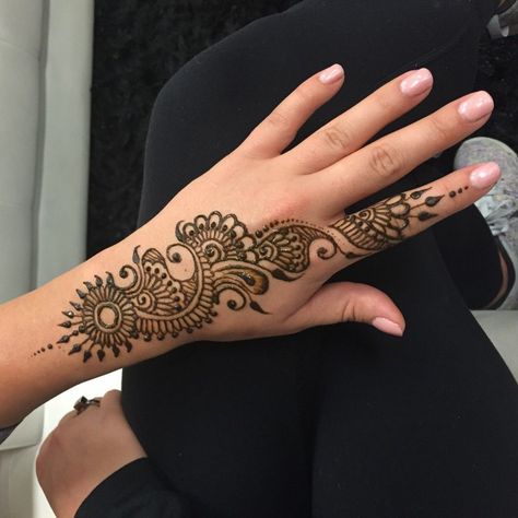 Mehedi Degins Easy Aesthetic, Mehedi Degins Simple, Mehedi Degins, Mehendi Tattoo, Front Mehndi Design, Palm Mehndi Design, Henna Tattoo Designs Hand, Legs Mehndi Design, Simple Henna Tattoo