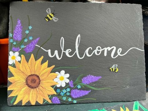 Slate Signs Diy, Painted Slate Tiles, Slate Art Ideas, Paint Marker Art Ideas Easy, Painting On Slate Ideas, Slate Painting Ideas, Painting Slate, Slate Crafts, Slate Tile Crafts