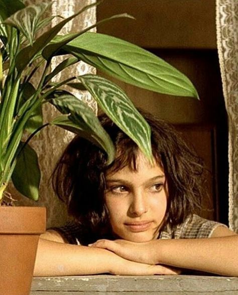 #NataliePortman #Mathilda #Leon Leon The Professional, Natalie Portman, Movie Scenes, Matilda, The Professional, Cinematography, A Woman, Tv Shows, Actors