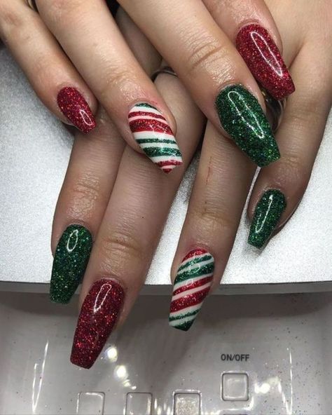 Candy Cane Nails, Red Christmas Nails, Holiday Nail Designs, Christmas Nails Easy, Cute Christmas Nails, Christmas Gel Nails, Christmas Nail Art Designs, Christmas Nails Acrylic, Shellac Nails